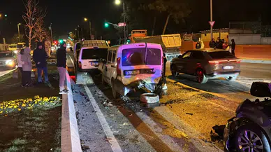 Küçükçekmece'de 8 araçlı zincirleme trafik kazası : Yaralılar var