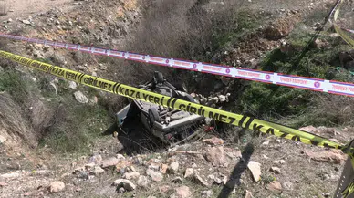Kütahya'da otomobil şarampole devrildi : 2 kişi yaşamını yitirdi