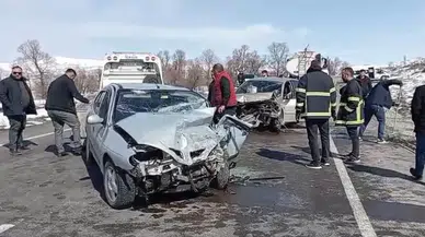 Tokat Artova'da feci trafik kazası : Otomobiller kafa kafaya çarpıştı 4 yaralı