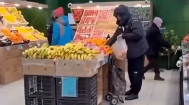 İzmir'de akılalmaz hırsızlık görüntüsü : Bir poşete bir pazar arabasına