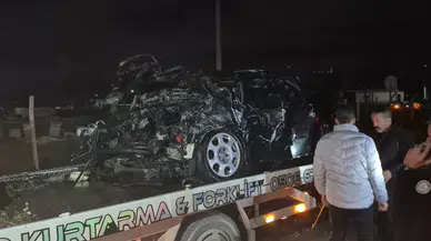 Eskişehir'de feci kaza sonrası ikinci şok : Tırın ezdiği otomobil kurtarıcı üzerinde alev aldı!