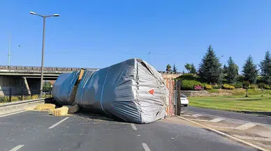 Bitlis'te feci kaza : Büyükbaş hayvan yüklü tırlar devrildi