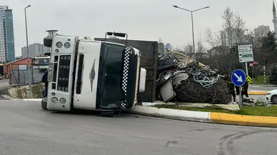 Ataşehir'de kavşakta devrilen hurda yüklü kamyon trafiği kilitledi