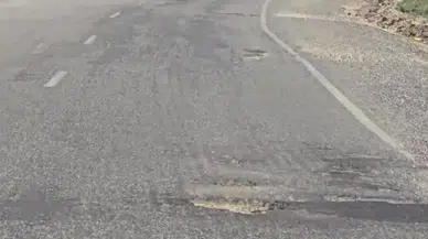 Diyarbakır'daki çukurlu yollar sürücüler zor anlar yaşatıyor