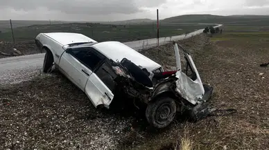 Afyonkarahisar’daki kazada otomobil ikiye bölündü, sürücü yaralandı