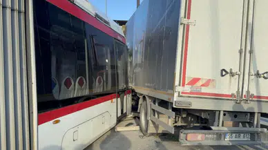 Samsun'da tramvay ile kamyon çarpıştı : Yaralılar var