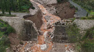 Hatay'da aşırı yağış sel getirdi : Dere debisi yükseldi, köprü yıkıldı ve yol çöktü