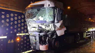 TEM Otoyolu'nda kaza : 2 tır ve 2 otomobil çarpıştı