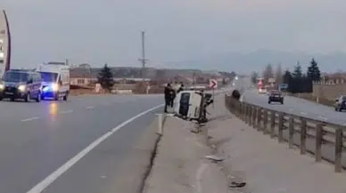 Afyonkarahisar'da feci kaza ! Araç refüje devrildi , 3'ü çocuk 5 kişi yaralandı