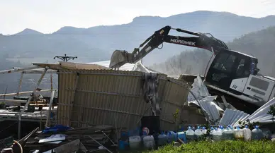 İznik'teki tarım arazilerindeki kaçak yapılar yıkıldı