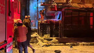 Bahçelievler'de hurda malzemelerinin olduğu depo alevlere teslim oldu