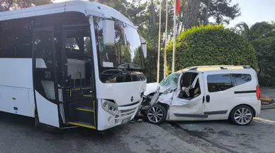 Manavgat'ta servis otobüsü ile hafif ticari araç çarpıştı : 1 yaralı