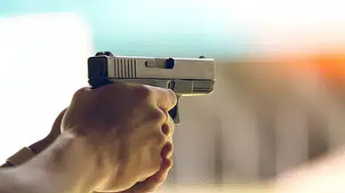 Esenyurt'ta bir adam eşine kızdı, sokakta ateş ederek dolaştı