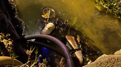 Mersin Bozyazı'da feci kaza : Otomobilin çarptığı elektrikli bisiklet kanala uçtu! 1 ölü, 1 yaralı