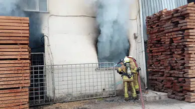 Bursa'da yangın : Kereste deposu alev alev yandı