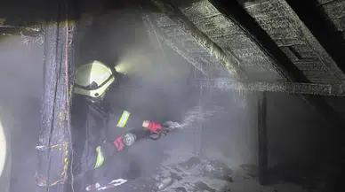 Bolu'da 2 katlı ev alevlere teslim oldu