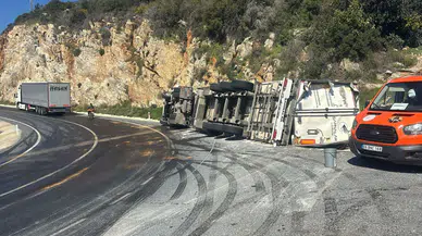 Antalya'da muz yüklü tır devrildi : Sürücü kendi imkanlarıyla çıktı