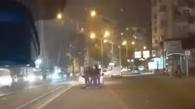 Diyarbakır'da patenli gençlerin tehlikeli yolculuğu kamerada