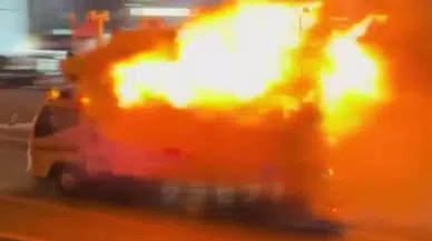 Japonya’da araç yoldayken alev aldı : Kamyonet şoförü itfaiye istasyonuna sürdü