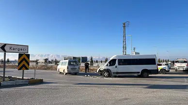 Konya'da kamyonet ile okul servis minibüsü çarpıştı : 5 kişi yaralandı