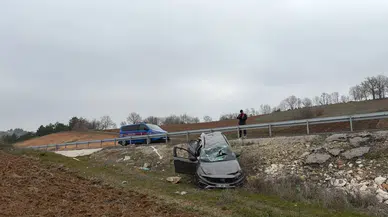 Bilecik’te direksiyon hakimiyetini kaybeden sürücü tarlaya uçtu : 1 yaralı