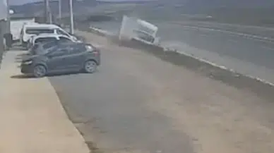 Çatalca’da kamyon refüje çarptı : Kaza güvenlik kamerasına yansıdı