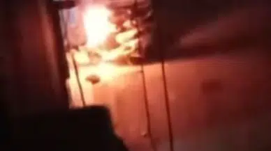 Şişli’de elektrik direği patladı : Alevler motosikletlere sıçradı