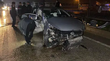 Bursa İnegöl'de otomobil bariyerlere çarptı : 2 yaralı