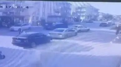 Antalya'da otomobille çarpışan motosikletteki 2 kişi metrelerce savruldu : 3 yaralı