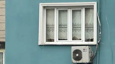 Fatih'te çöken binalardan parçalar koptu, çevre evlere isabet etti