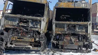 Mersin'de pak halindeki 2 tır yandı : Ekipler kontrol altına aldı