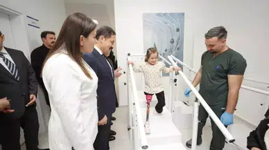 Hatay'da 7 yaşındaki depremzede Zeynep, protez bacakla yeniden yürümeye başladı