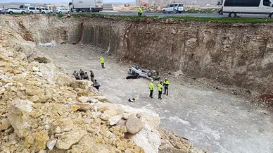 Şanlıurfa’da otomobil 10 metrelik çukura düştü : 1 ölü, 1 yaralı