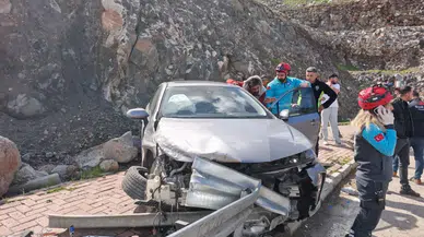 Şanlıurfa'da otomobil bariyerlere çarptı : 3 kişi yaralandı
