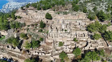 1500 yıllık mozaikte "kıskanan çatlasın" yazıyor