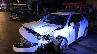 İstanbul Caddebostan'da kaza : 2 araç hurdaya döndü