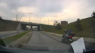 Başakşehir’de çukura giren motosiklet sürücüsü yere düştü
