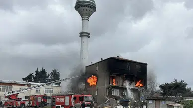 Büyükçekmece'de can pazarı ! 3 katlı binadaki yangında 3'ü çocuk 6 kişi kurtarıldı