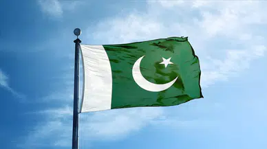 Pakistan'ı yakıt krizi vurdu : Okullar 31 Mart'a kadar kapalı