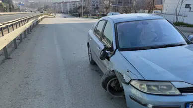 Edirne Keşan'da kaza : Otomobil sürücüsü refüje çarptı