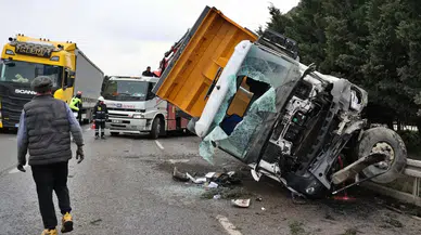 Ordu-Samsun kara yolunda tır devrildi, uzun araç kuyrukları oluştu