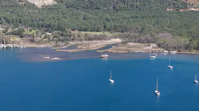 Marmaris'te deniz suyu çekildi, kıyıda kum adacıkları oluştu