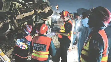 Pakistan'da tren faciası : Tezgam Ekspresi raydan çıktı, 26 yaralı