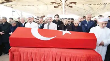 İlber Ortaylı Fatih Camii haziresine defnedildi : Mezarına Kırım ve Çanakkale toprağı döküldü