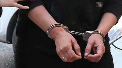 Eski sevgilisinin kız arkadaşını yüzünden bıçakladı !