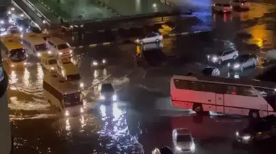 Hatay'da sağanak yağış çilesi : Cadde ve sokaklar göle döndü
