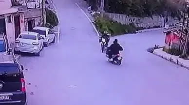 Hatay İskenderun’da motosiklet kazası : 3 kişi yaralandı, kaza güvenlik kamerasına yansıdı