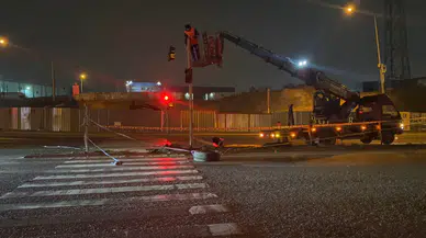 Kocaeli'de işçi servisi ile otomobil çarpıştı : 11 kişi yaralandı