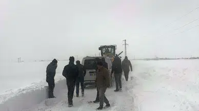 Kars'ta yolda mahsur kalan 12 araç ekiplerce kurtarıldı