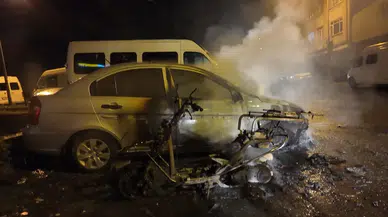 Kadıköy’de korkutan yangın : Motosiklette başlayan alevler otomobile sıçradı! Araçlar küle döndü